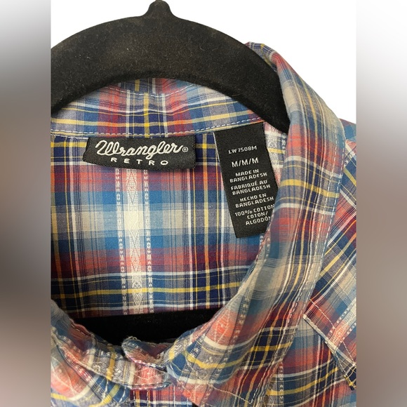 Women’s size M Wrangler pearl button down long sleeve. - Picture 4 of 5